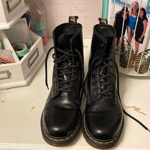 Dr. Martens black boots 🖤